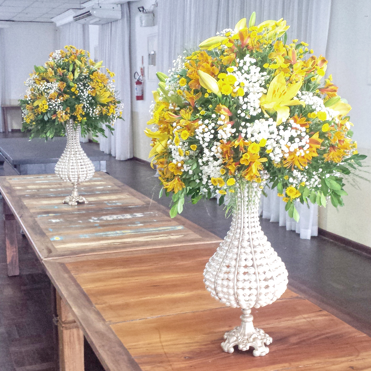 Arranjo Bola Formatura com Lírios Amarelos e Flores do Campo Cod. D-005