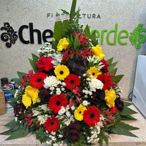 Arranjo de Frente Pirâmide com Rosas, Gérberas e Altroemérias. Cod. D-101