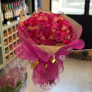 ,Buquê com 100 Rosas Cor de Rosa Cod. B-023