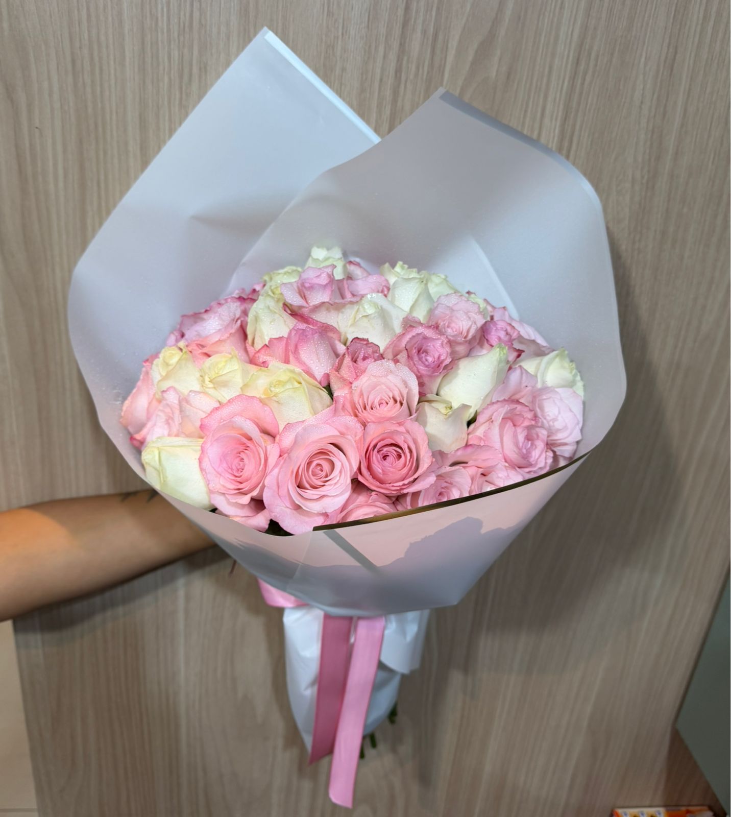 .Buquê 48 Rosas Cor Rosa e Branco Cod. B-024